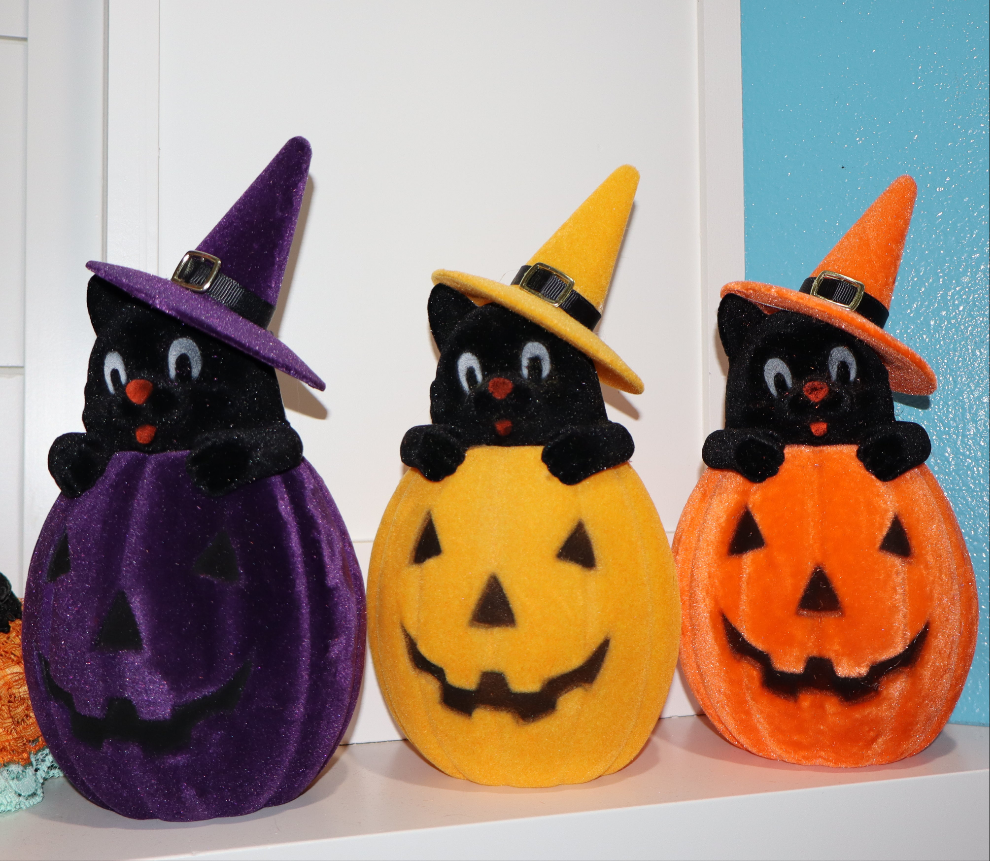Flocked Cat in Pumpkin w/ Hat