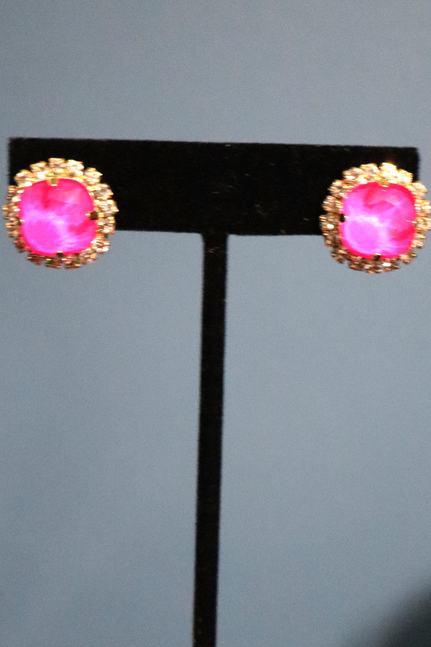 Mega Studs in POP Antique Gold - Neon Pink