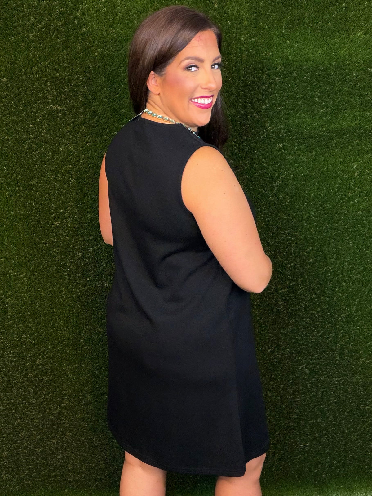Sleeveless Round Neck Solid Shift Dress - Black